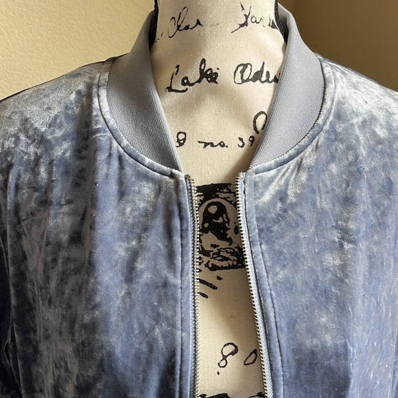 🧊 STYLISH BOMBER JACKET 🧊 - Picture 2 of 6